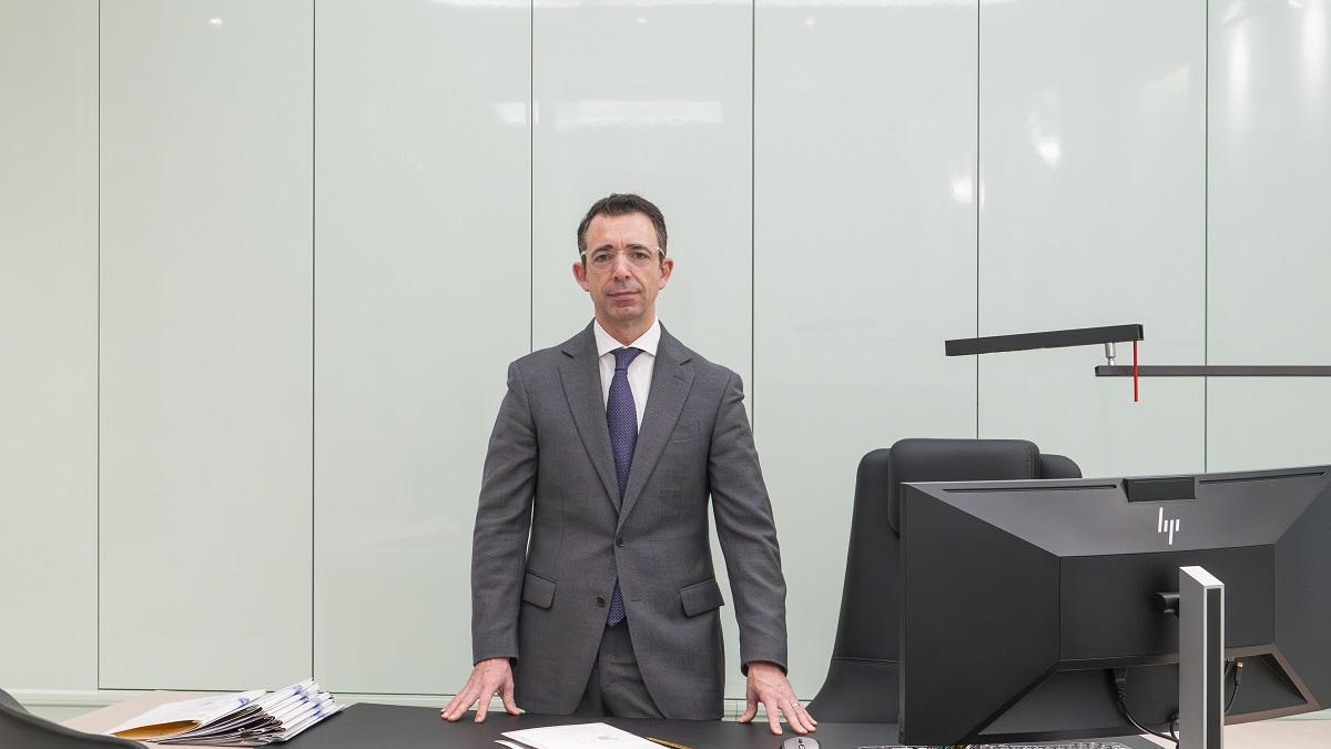 José Carmelo Lopis, decano del Ilustre Colegio Notarial de Valencia, en su despacho.