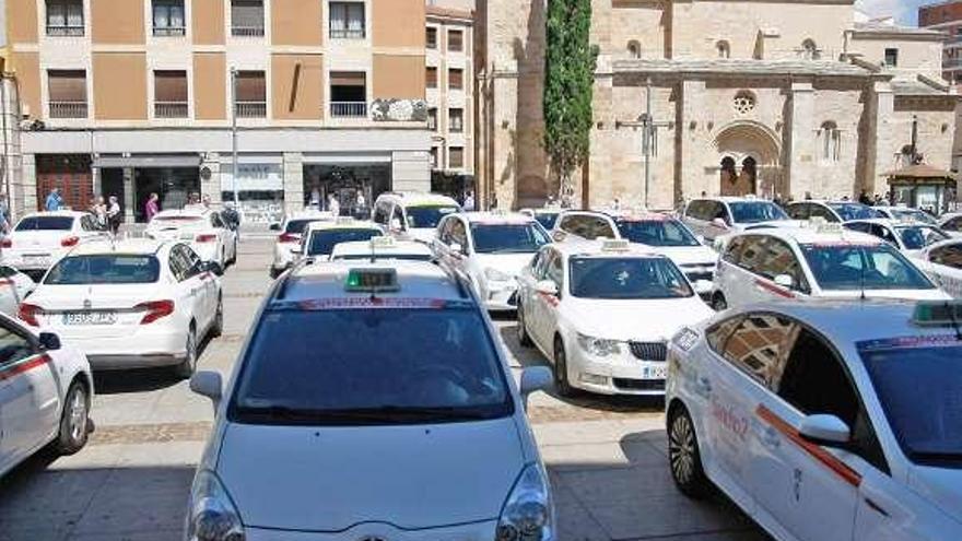 Manifestación de taxistas contra el servicio de alquiler con conductor.