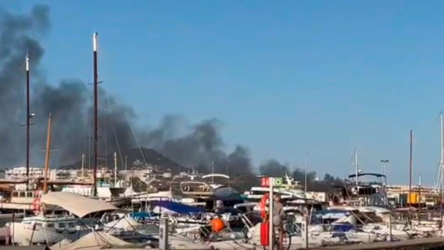 Arde un yate de 30 metros de eslora en es Freus de Ibiza