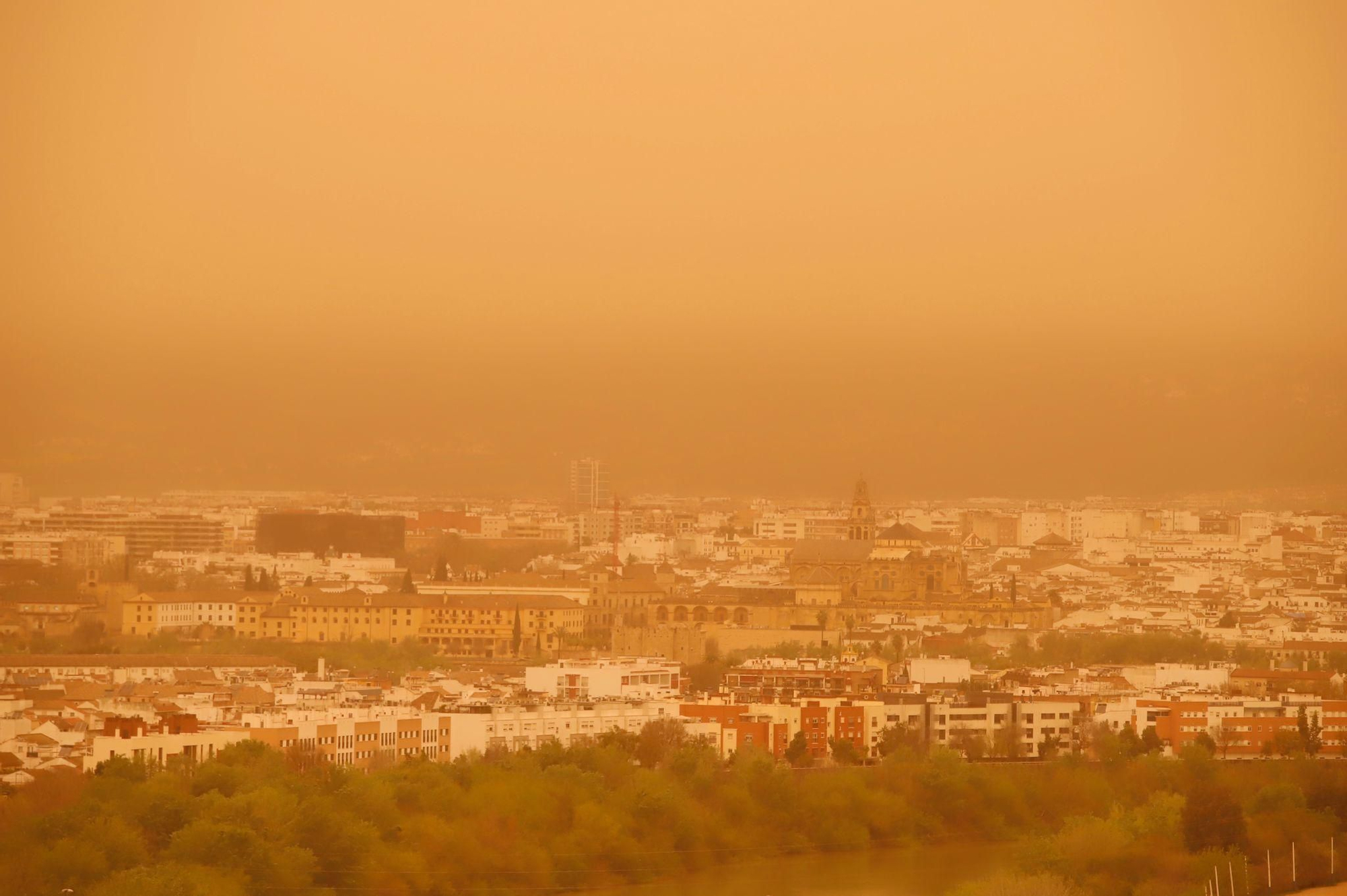 La borrasca Celia trae a Córdoba la calima con barro y cielo anaranjado