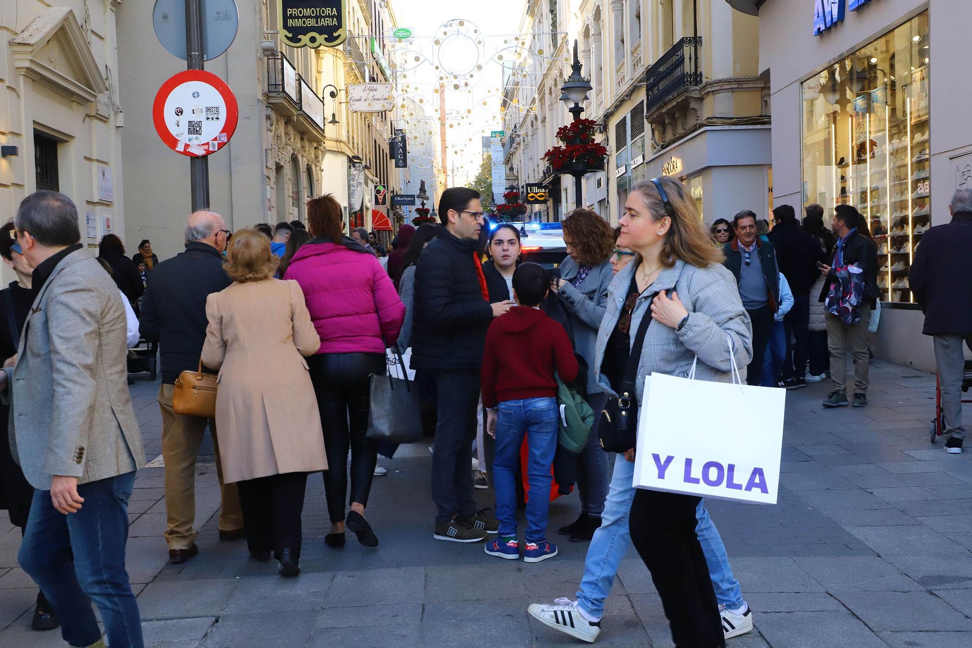 Colas y "mucha venta" en los comercios de Córdoba durante el festivo