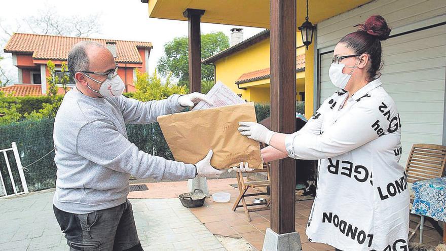 Servicio de reparto de compras en comercios del municipio puesto en marcha por el Ayuntamiento de Llanera durante el confinamiento. |