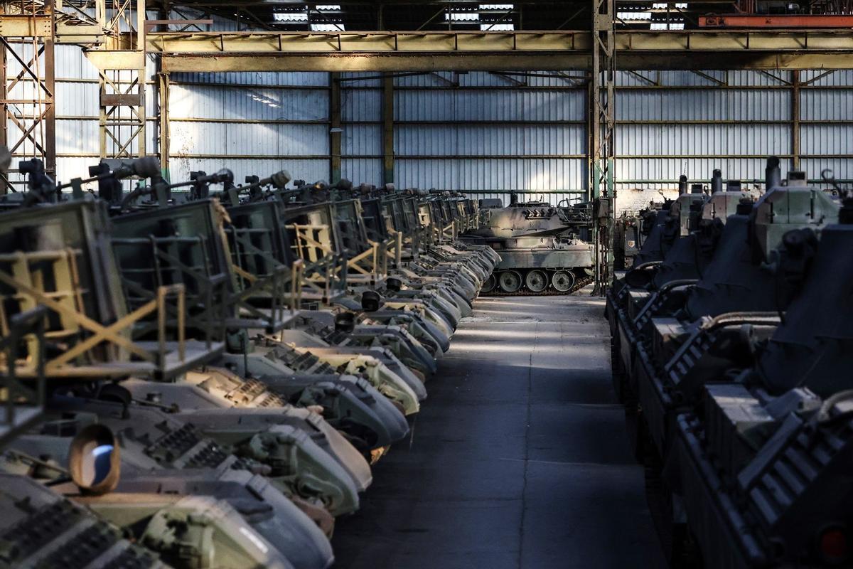 Líneas de tanques Leopard 1 de fabricación alemana en un hangar de OIP Land Systems SA en Tournai, Bélgica