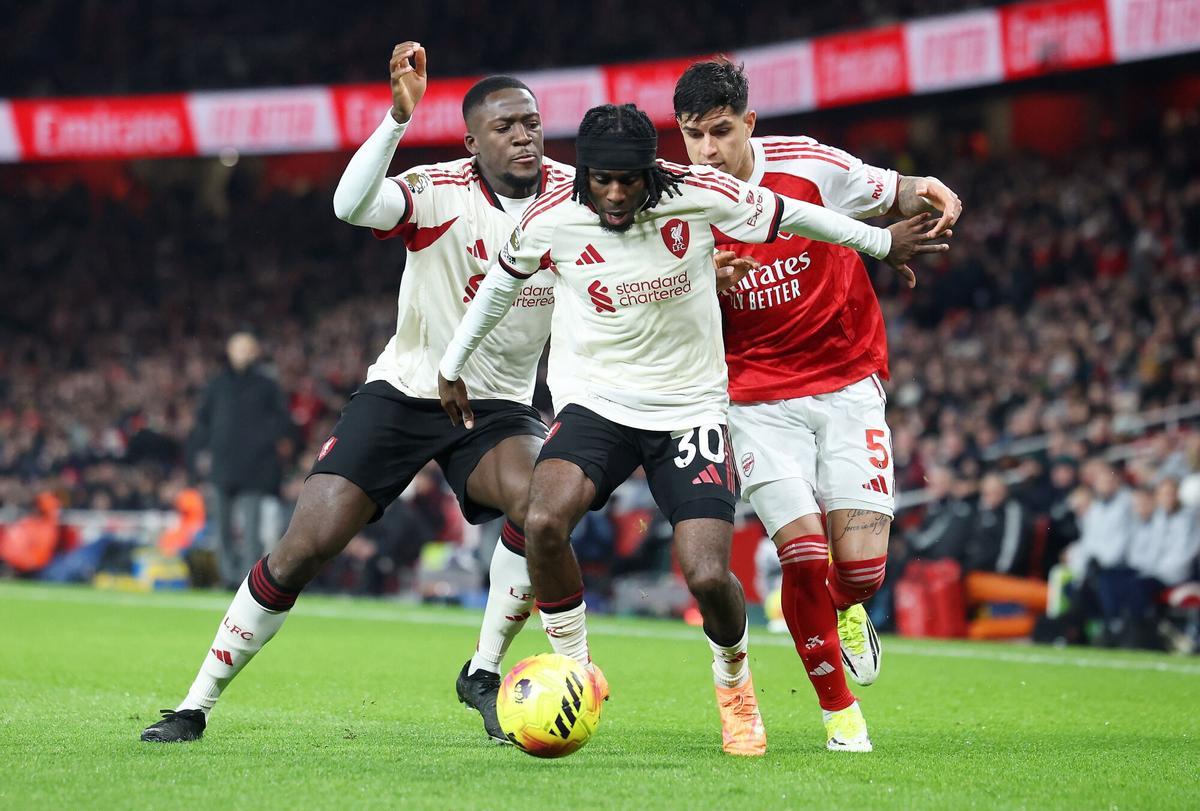 LONDON (United Kingdom), 08/01/2026.- Jeremie Frimpong (C) and Ibrahima Konate (L) of Liverpool in action against Piero Hincapie of Arsenal during the English Premier League match between Arsenal FC and Liverpool FC, in London, Britain, 08 January 2026. (Reino Unido, Londres) EFE/EPA/NEIL HALL