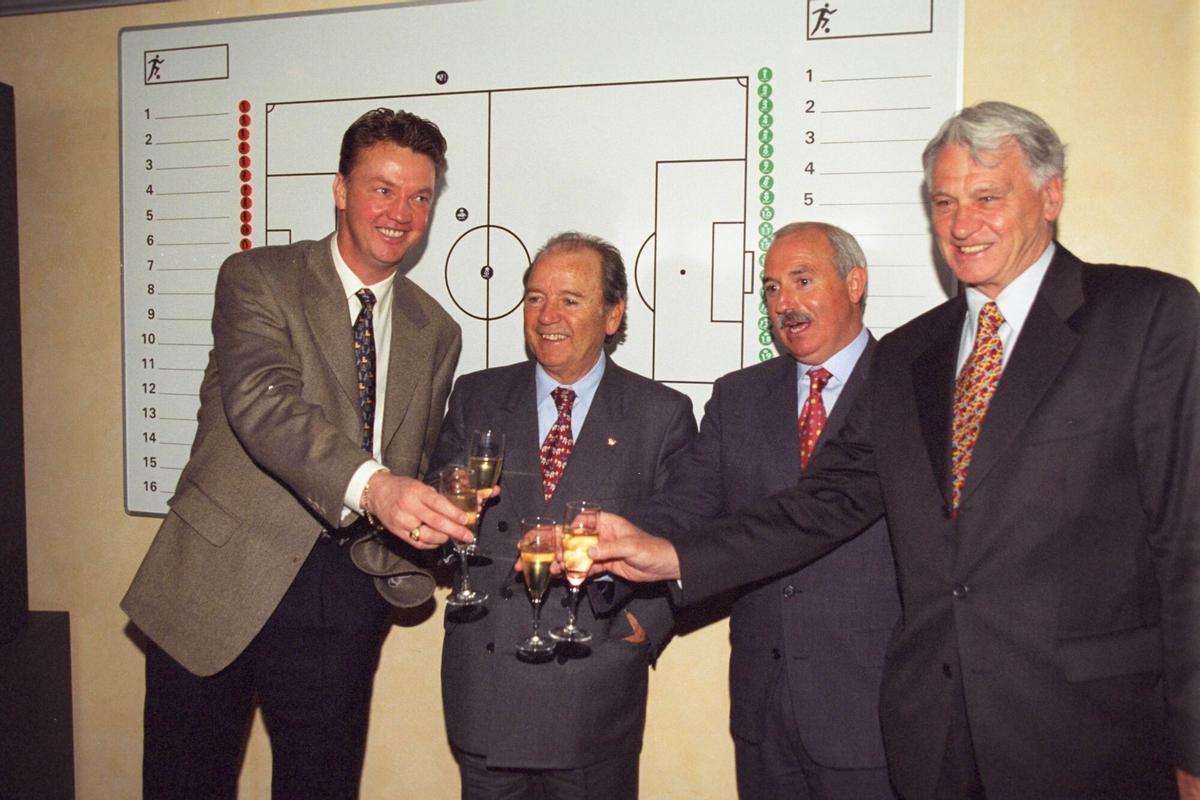 Louis van Gaal, Josep Lluís Núñez, Llorenç Serra Ferrer y Bobby Robson en 1997.