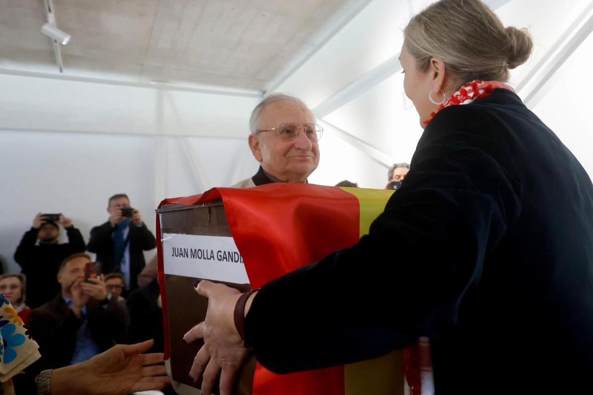 Rafael Mollà recibe los restos de su padre, Juan Mollà, este domingo en el Cementerio de Paterna
