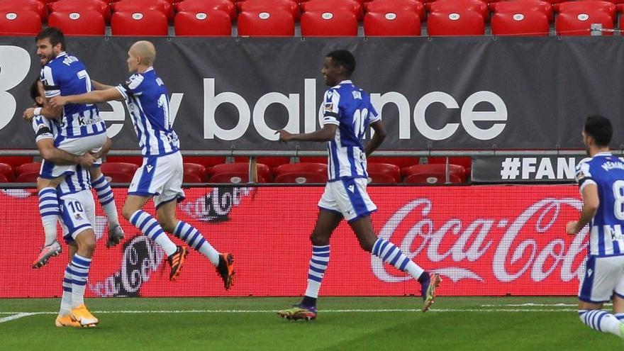 Los jugadores de la Real Sociedad celebran el gol de Portu.