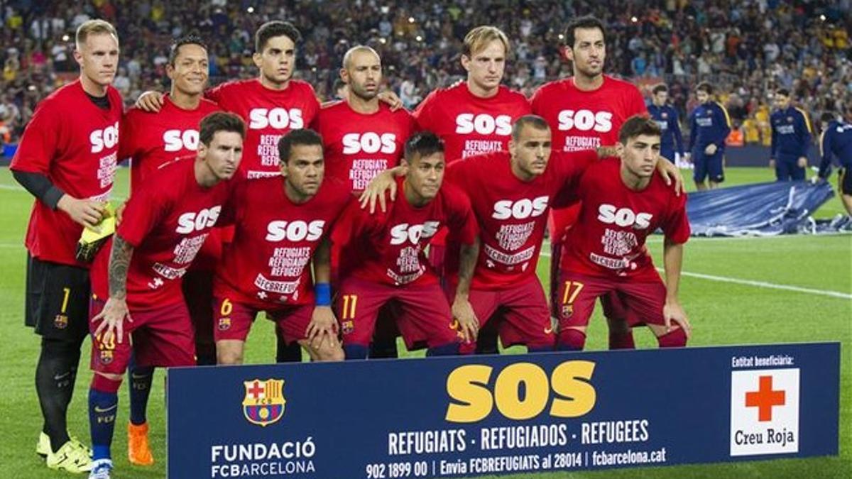 Los jugadores lucieron una camiseta conmemorativa en favor de los refugiados