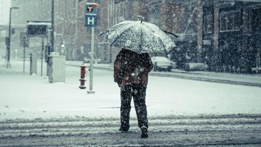 Cómo andar para evitar caídas por el hielo, y cómo hacernos menos daño al caer