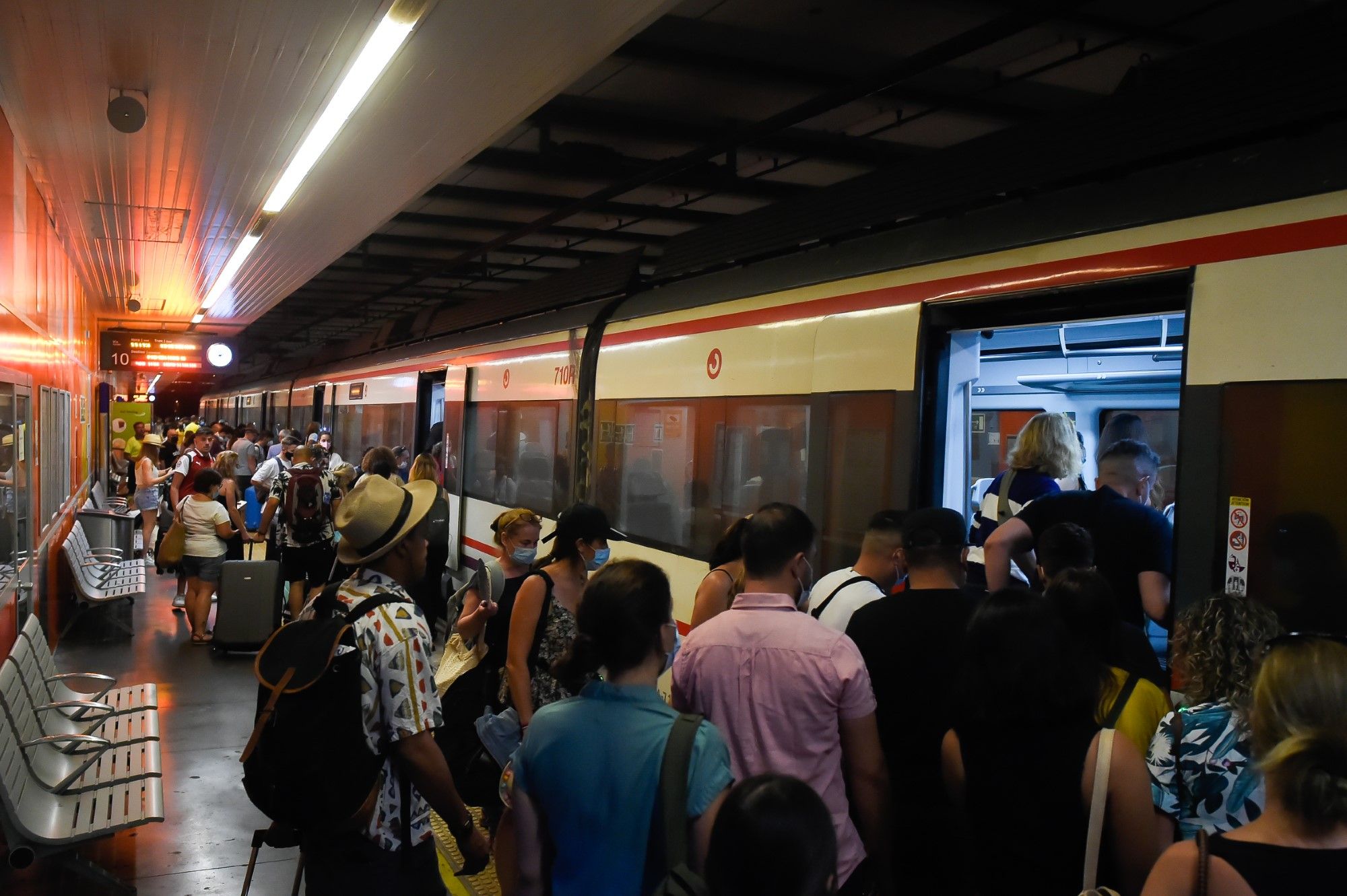 Ya se pueden adquirir los nuevos abonos gratuitos del Cercanías en la estación María Zambrano