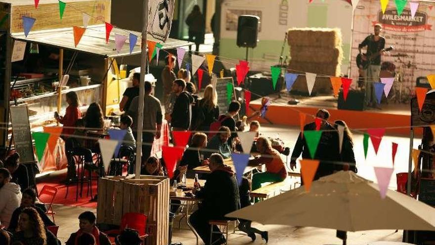 Aspecto de la feria de &quot;food trucks&quot; de Avilés Market.