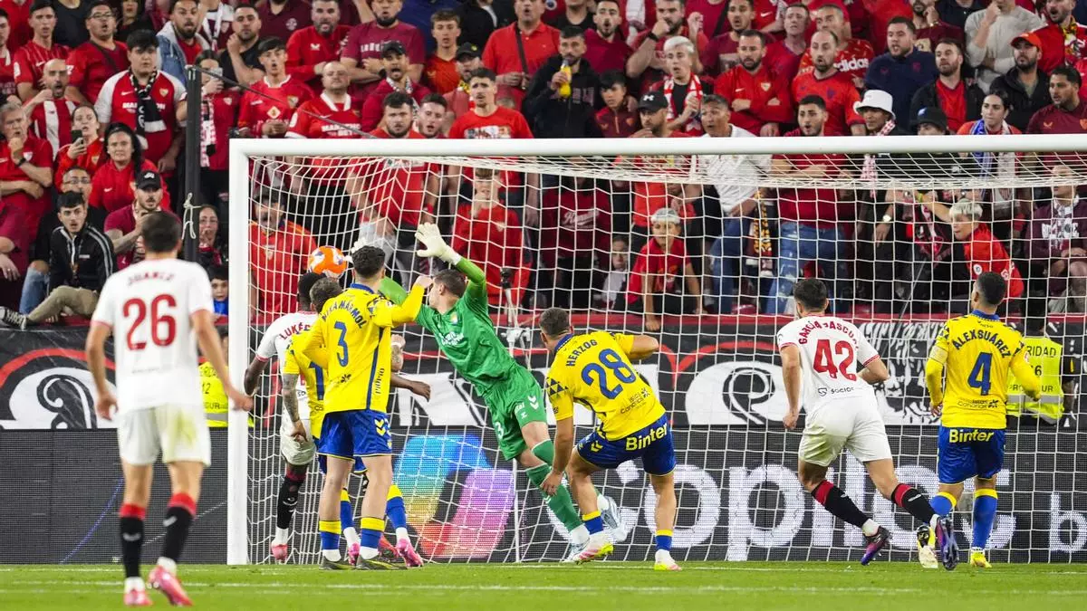 El Sevilla respira, echa una mano al Espanyol y deja al Las Palmas al borde de Segunda