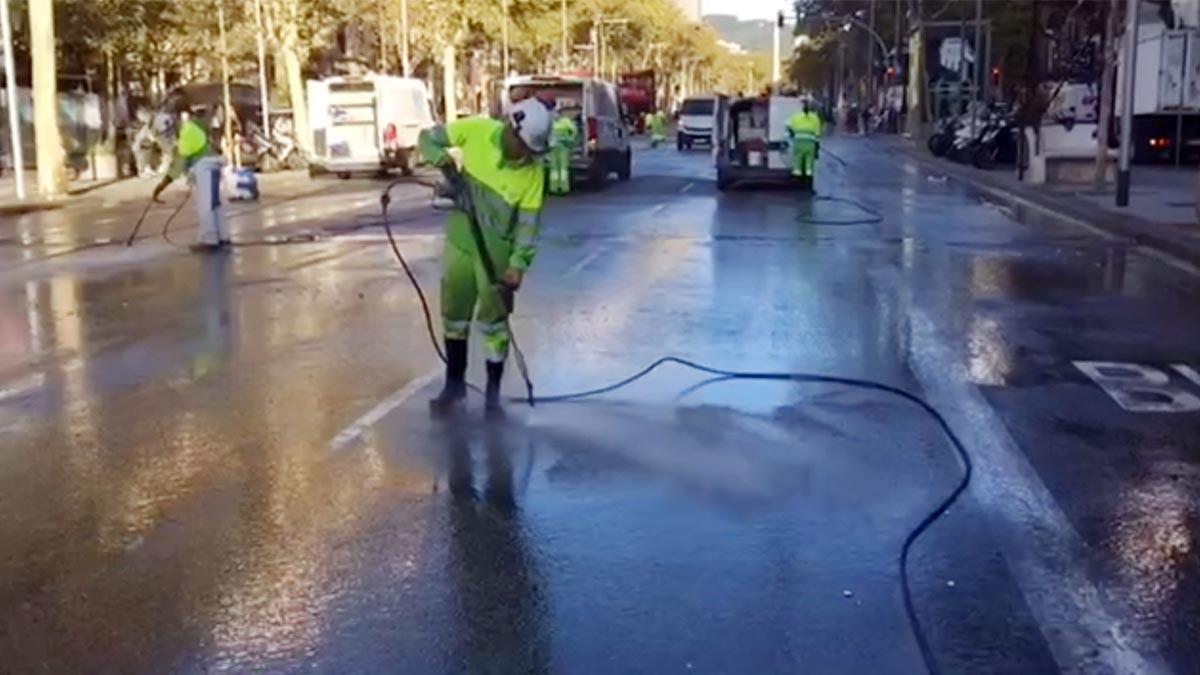 Una brigada de limpieza en el Paseig de Gràcia.