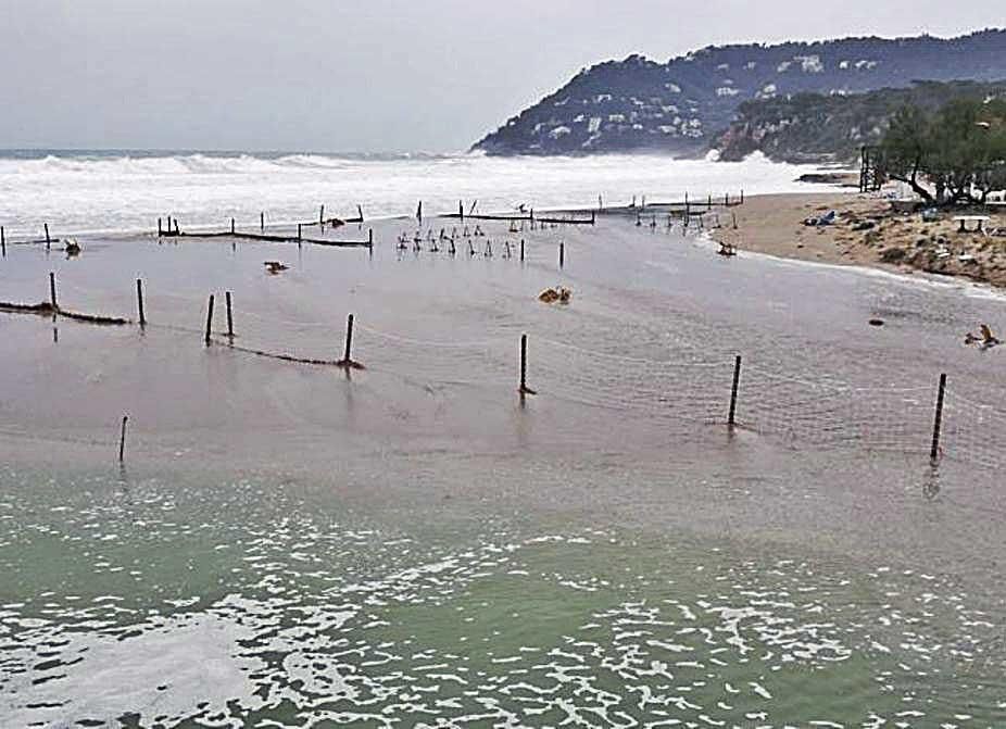 El temporal arrasa la arena de las playas ya regeneradas con 1,6 millones de euros