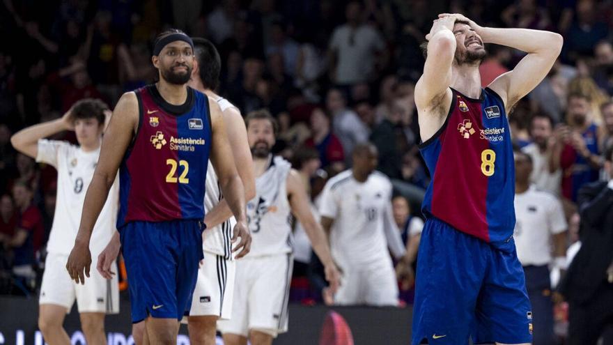 Darío Brizuela se lamenta mientras le sigue Jabari Parker.
