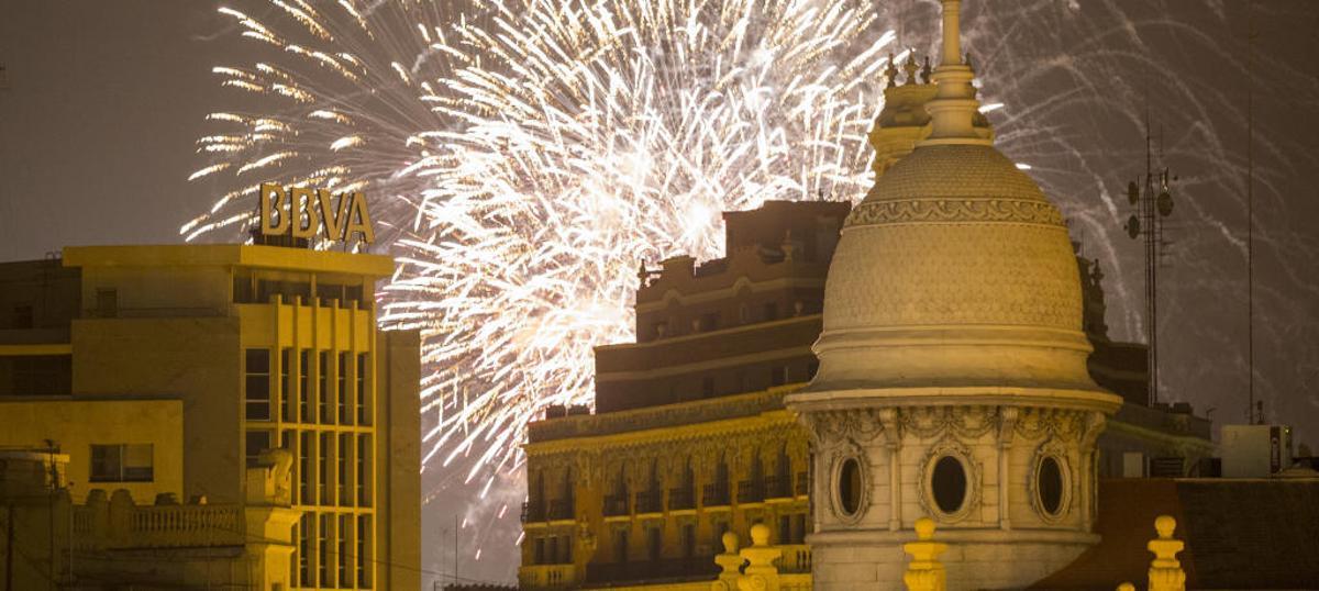 Programa completo de la mascletà y castillos de fuegos artificiales en Fallas