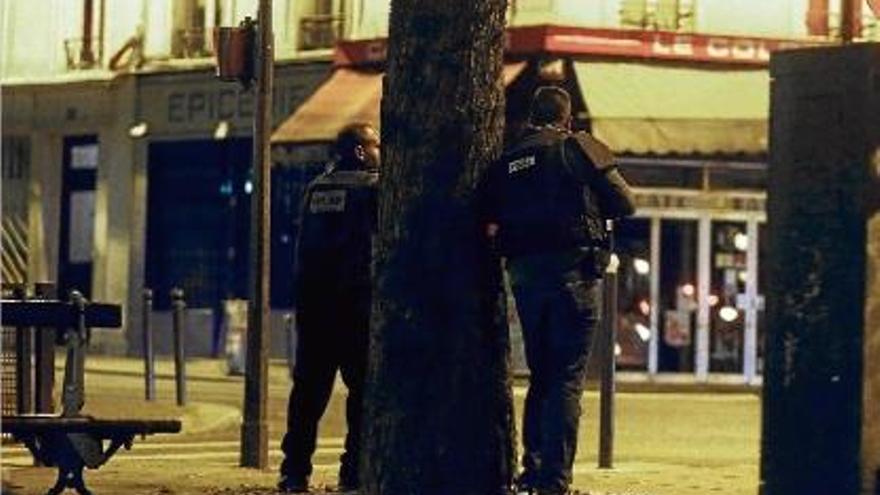 Policia davant dels restaurants i els bars atacats pel terrorisme gihadista.