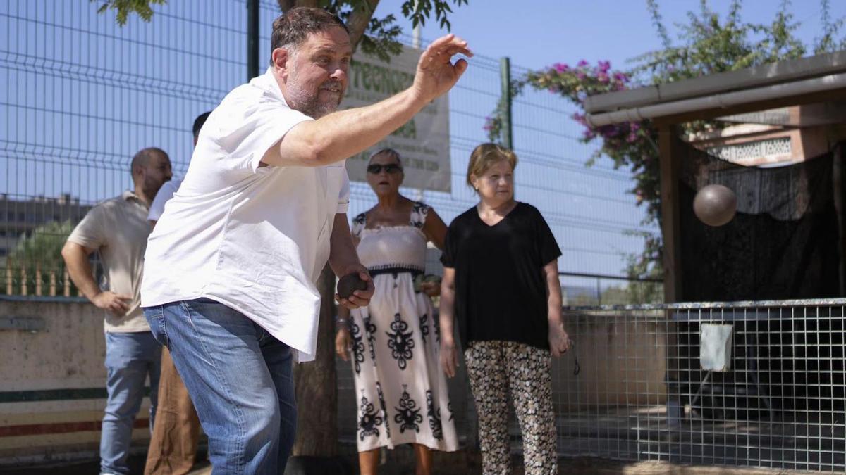 Oriol Junqueras, ahir, jugant a la petanca al Club de Petanca de l’Atlètic Adrianenc. | FERRAN NADEU