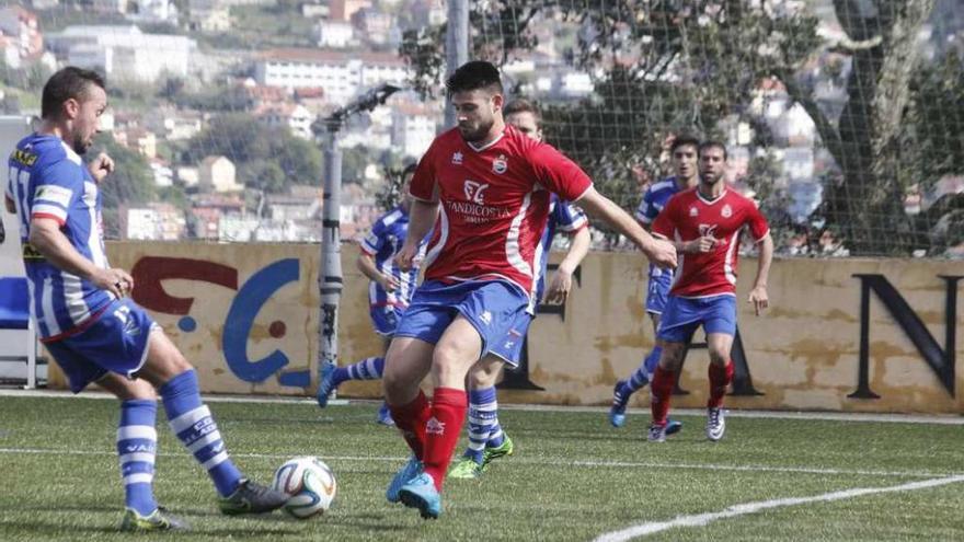 Una acción del partido de la última jornada entre el Domaio y el Valladares. // Santos Álvarez