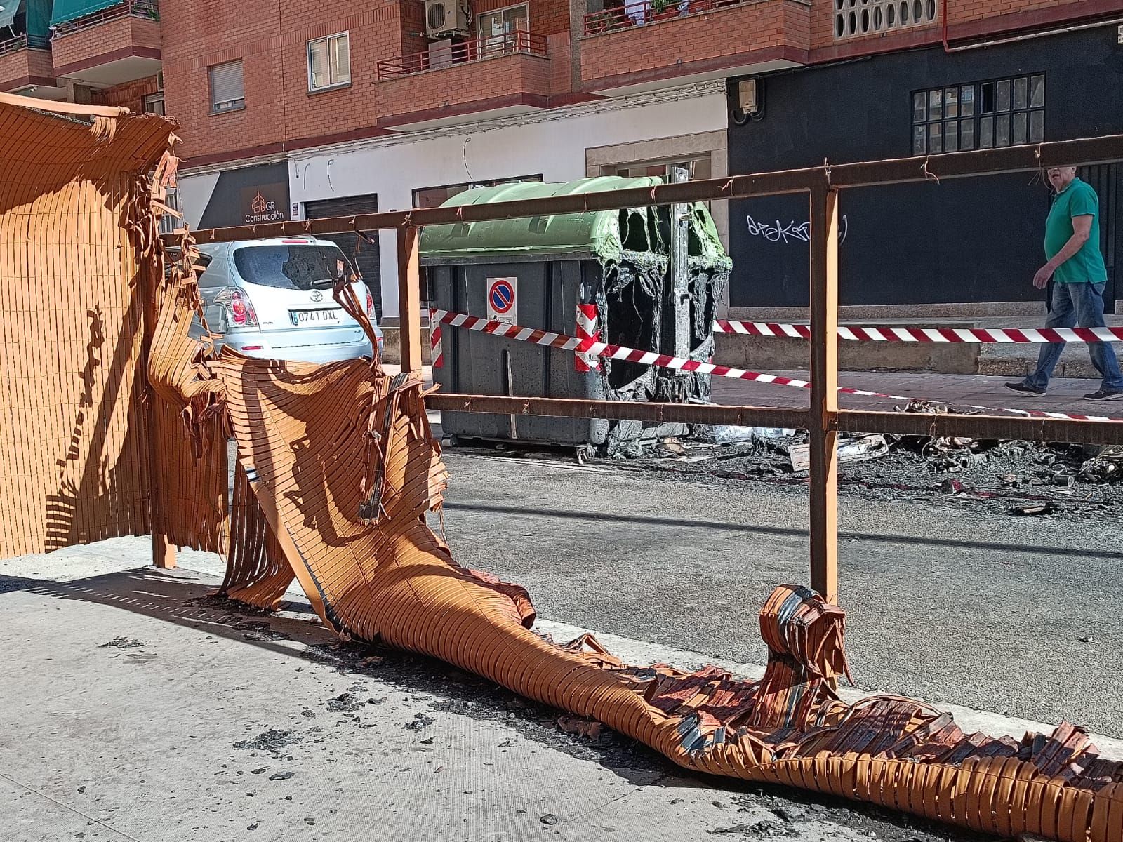 Varios contenedores quemados en la calle Santa Orosia de Zaragoza
