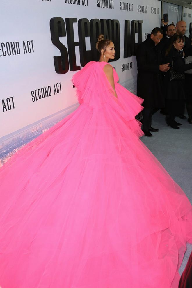 La espectacular cola del vestido de Jennifer Lopez