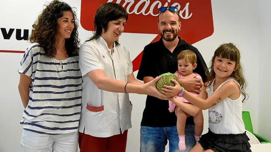 Rubén López, de Manresa, i la seva família van rebre, ahir, un meló de mans de la infermera Raquel Vilaseca
