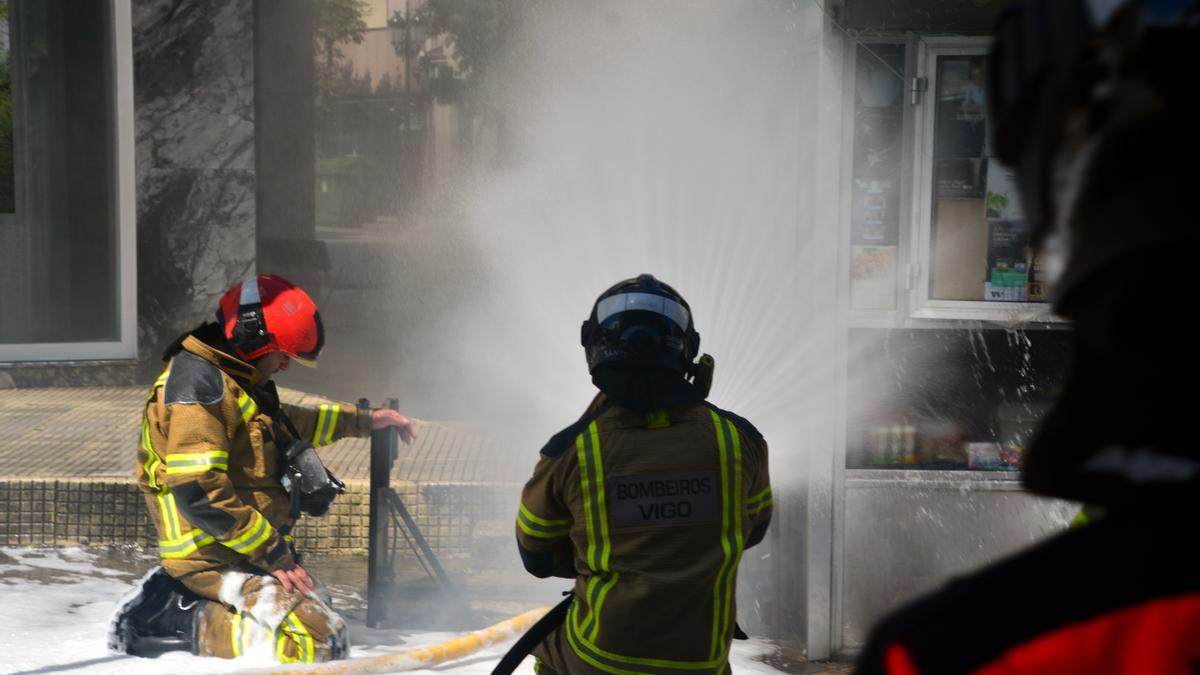 El incendio de una centralita en la Calle Pedro Feijoo provoca un accidente con un motorista herido