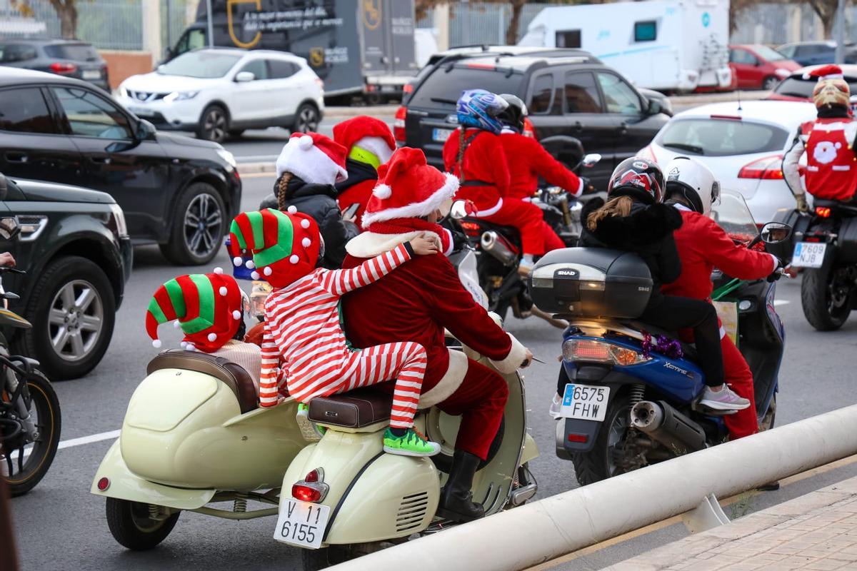 'Papanoelada' motera recorre las calles de València