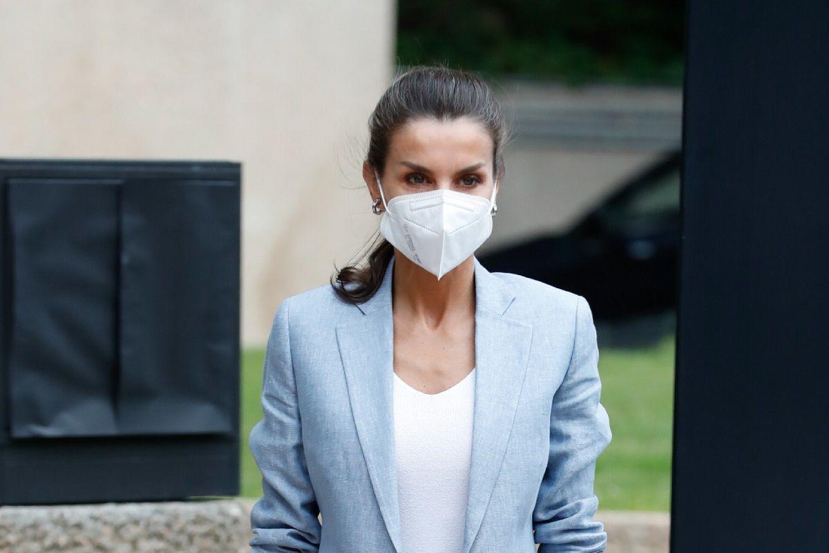 La reina Letizia, con coleta y traje de lino azul para su reunión de trabajo con la Fundación Abertis