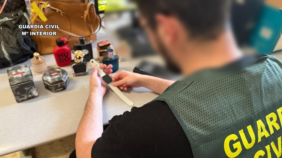 Un agente examina algunos de los objetos sustraídos