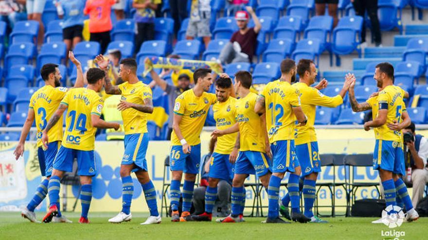 Los jugadores de la UD Las Palmas celebran un gol.