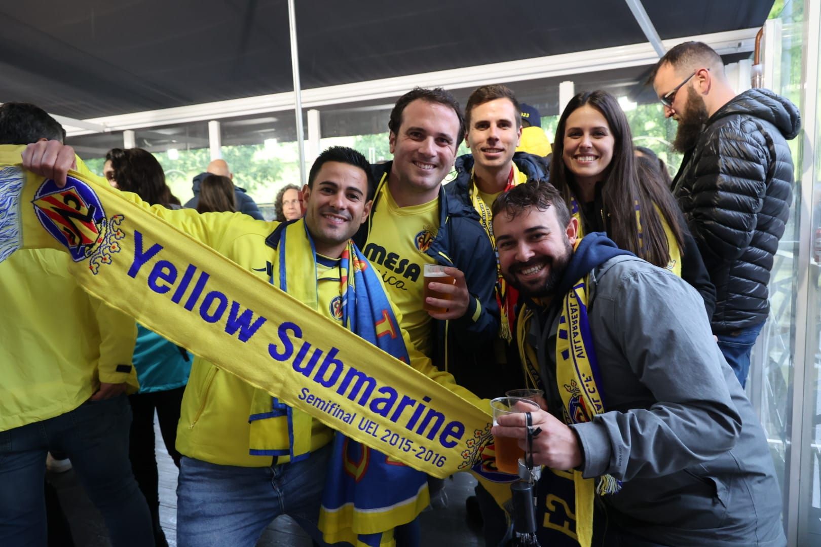 Fotogalería | La lluvia no frena las ganas de la afición del Villarreal de ver a su equipo en la final de Champions