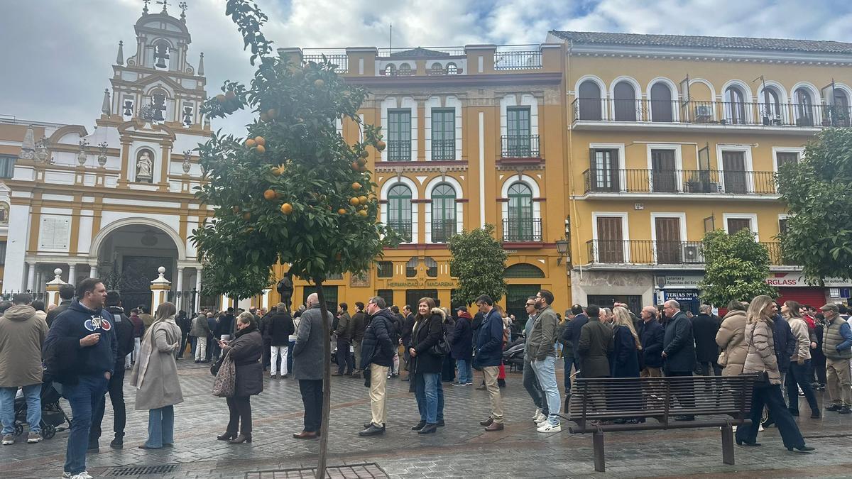 Largas colas para votar en las elecciones a hermano mayor en La Macarena