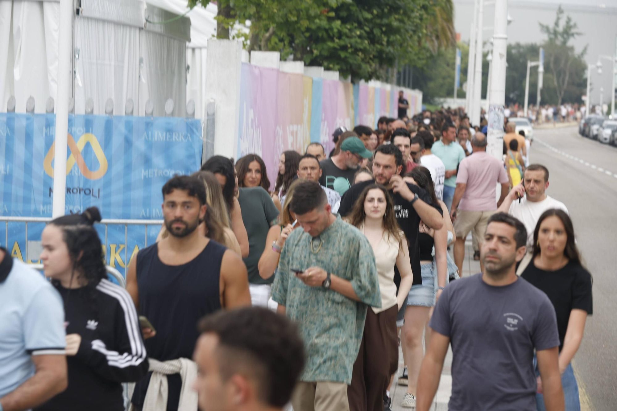 Largas colas y lleno hasta la bandera en el concierto de Juan Magán en Gijón (en imágenes)