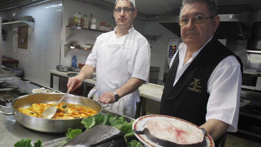 Juan Carlos Amoedo con una rodaja del congrio del tamaño de un plato, ayer, en Arcade.  // Ricardo Grobas