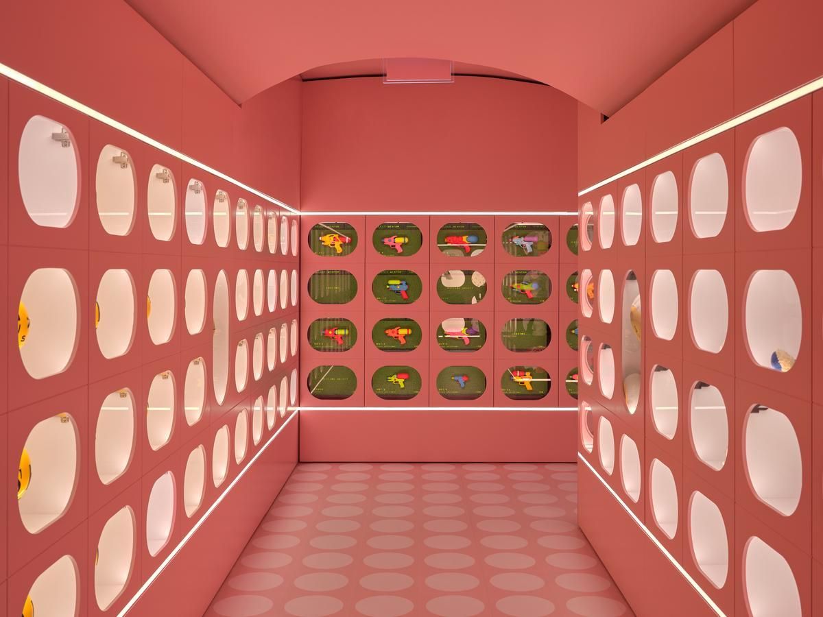 La planta baja es como una galería de arte retrofuturista