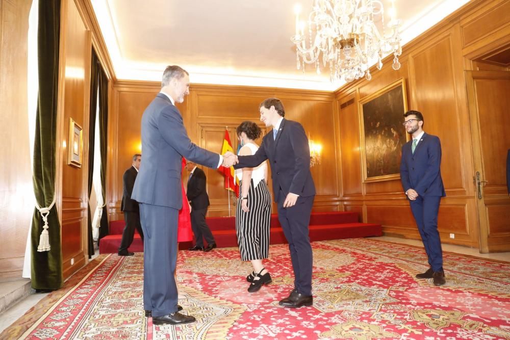 Los Reyes reciben a los mejores estudiantes de la Universidad de Oviedo.