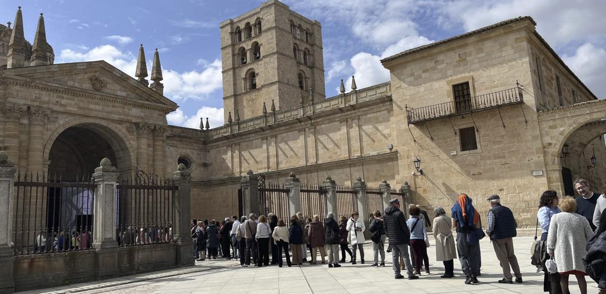 Largas colas para visitar la muestra en la Catedral de Zamora debido a la gran afluencia de público.