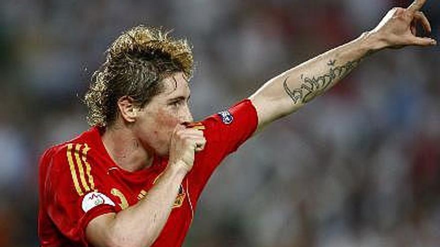 El jugador español Fernando Torres celebra el primer gol conseguido durante la final de la Eurocopa 2008 que disputan frente a Alemania en el estadio Ernst Happel de Viena, Austria.