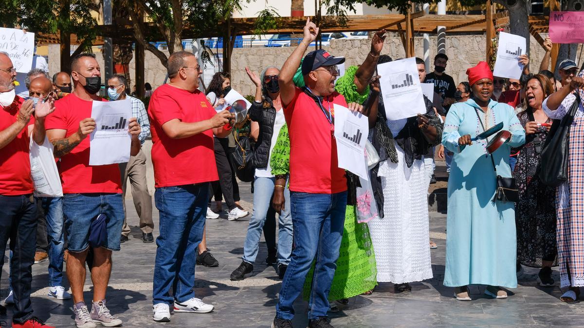 Cacerolada de los mercadilleros frente a las oficinas municipales del ayuntamiento de Mogán.