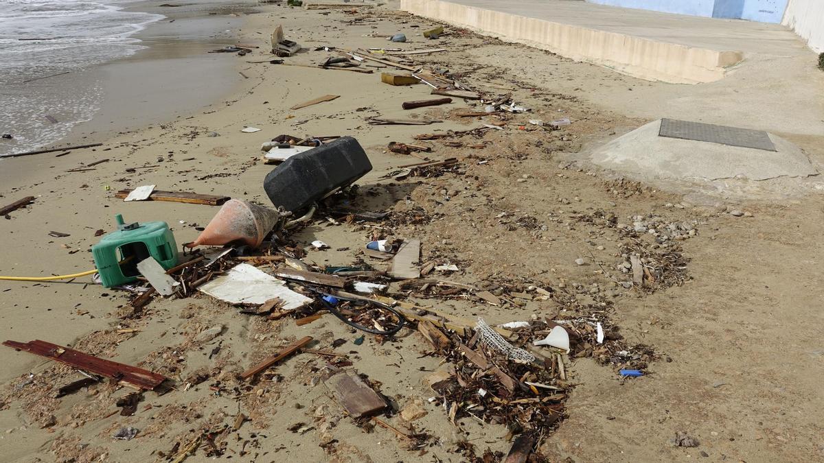 Müll aus dem Wrack der &quot;Reina I&quot; landet am Strand.