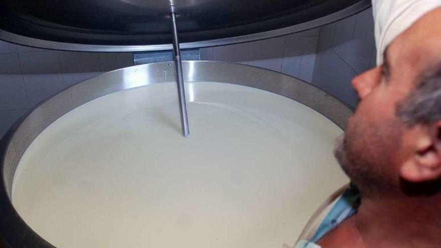 Un ganadero muestra un tanque de leche de su explotación.