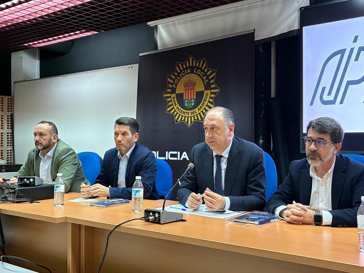EL conseller, entre el edil de Policía y el alcalde de San Vicente