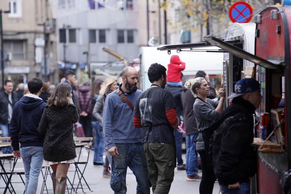 Les «food trucks» omplen de gent el carrer Migdia de Girona