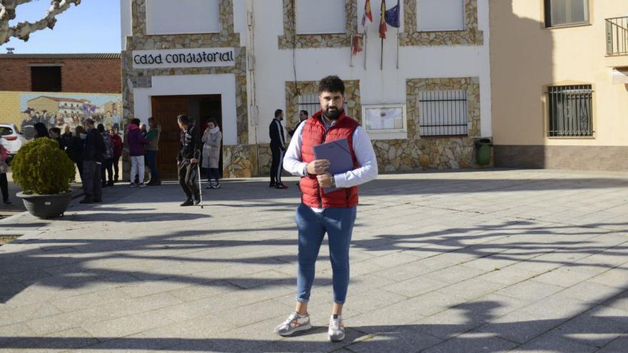 El alcalde de Burganes de Valverde, Christopher Ferrero, ante el Ayuntamiento de la localidad. | J. A. G.