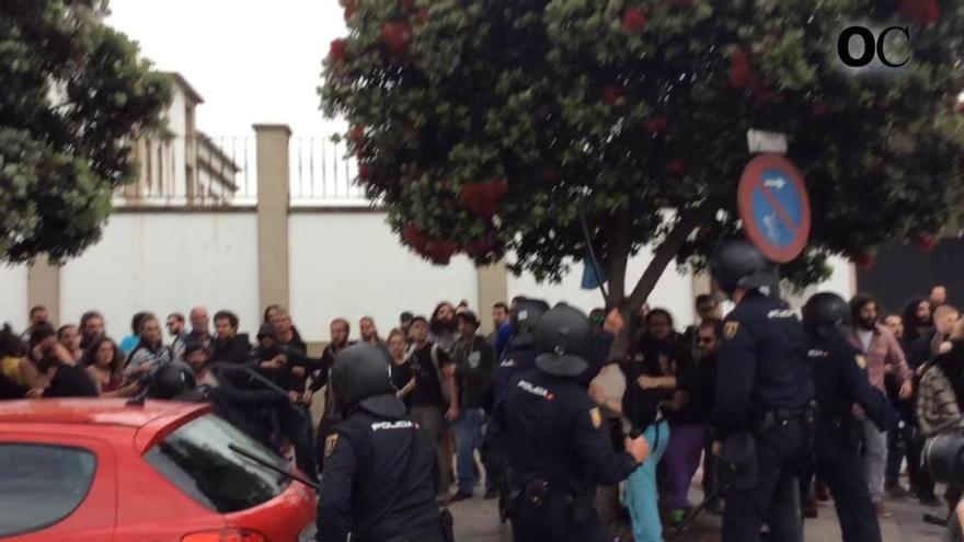 El 091 carga contra manifestantes por el desalojo de Comandancia