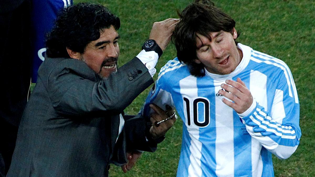 Diego Armando Maradona, fallecido el pasado 25 de noviembre, y Messi tras un partido de la selección argentina en el Mundial de Sudáfrica en 2010