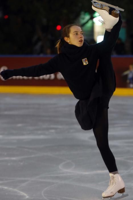 Primer día del árbol de Navidad, pista de patinaje sobre hielo y el tiovivo del ayuntamiento