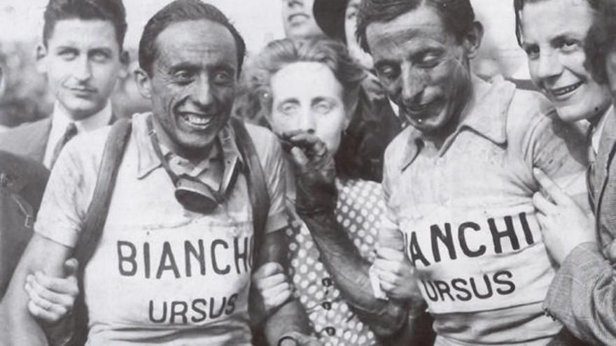 Los hermanos Coppi, los inseparables Fausto y Serse, tras una etapa.