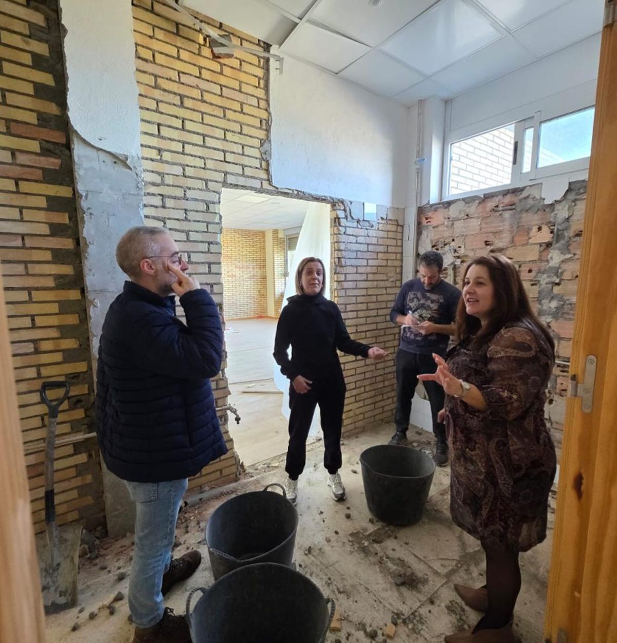 Miembros del gobierno revisan las obras de los baños en O Hío. | FDV